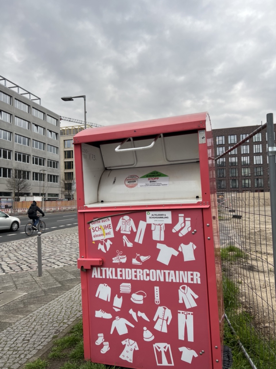 Германия | Контейнер для переработки
одежды