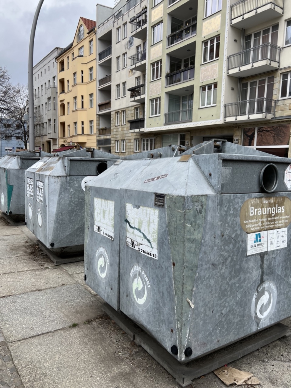 Берлин | Контейнер для переработки
стекла на улице